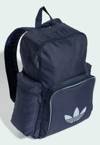 Marinblå ryggsäck tillverkad av slitstark tyg, med ett stort huvudfack, framficka med ljusblå kant och en framträdande logotyp.