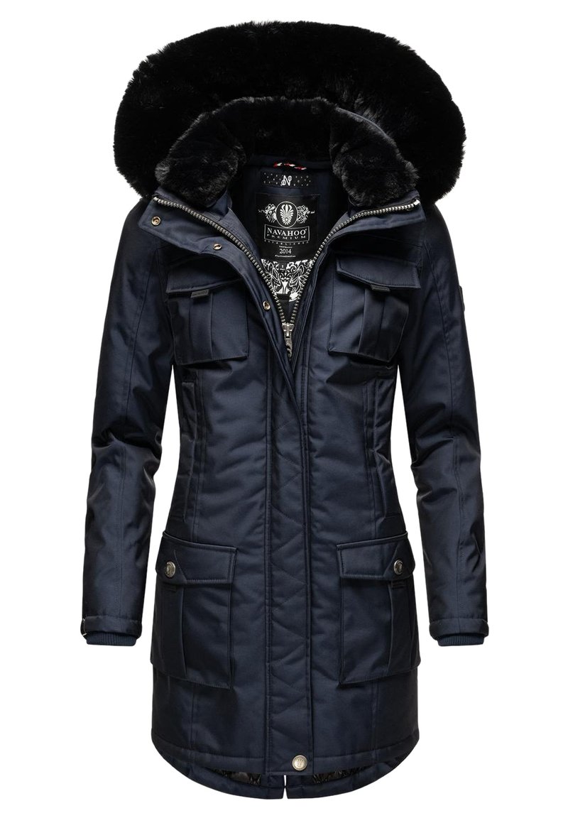 Marineblauwe parka met een faux fur-voering voor de capuchon, een rits aan de voorkant en vier buitenzakken. Kenmerkt zich door een gebroken textuur en een contrasterend binnenpatroon.