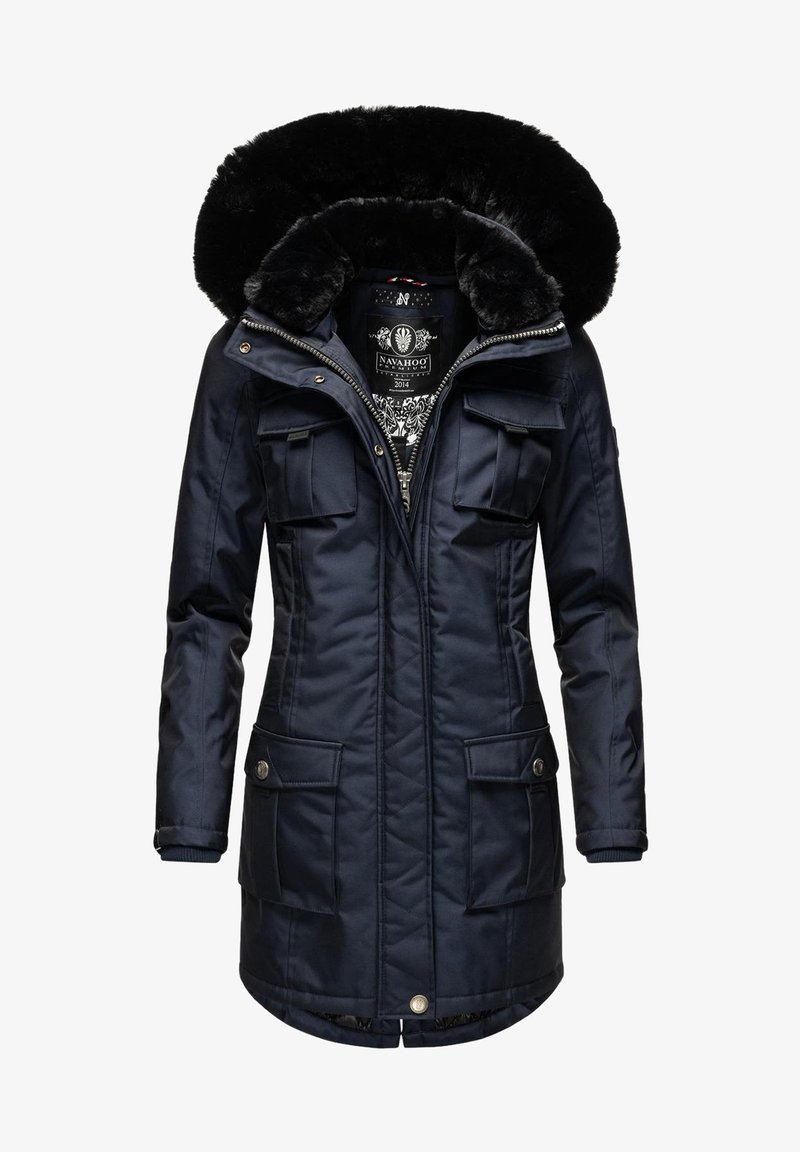 Mörkblå parka med fuskpälsfoder i huven, dragkedja fram och fyra ytterfickor. Har kviltad textur och kontrasterande mönster på insidan.