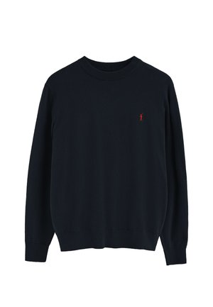 Maglione blu navy realizzato in morbido tessuto a maglia, con collo a giro, maniche lunghe e un piccolo logo rosso sul lato sinistro del petto.