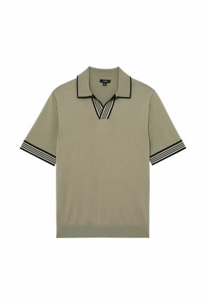 Rövid ujjú olívazöld galléros póló fekete-fehér csíkos gallérral és ujjvégekkel, fehér háttéren elhelyezve.