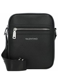 Borsa a tracolla nera realizzata in materiale sintetico texturizzato, con una tasca frontale con zip, hardware in argento e una tracolla regolabile.