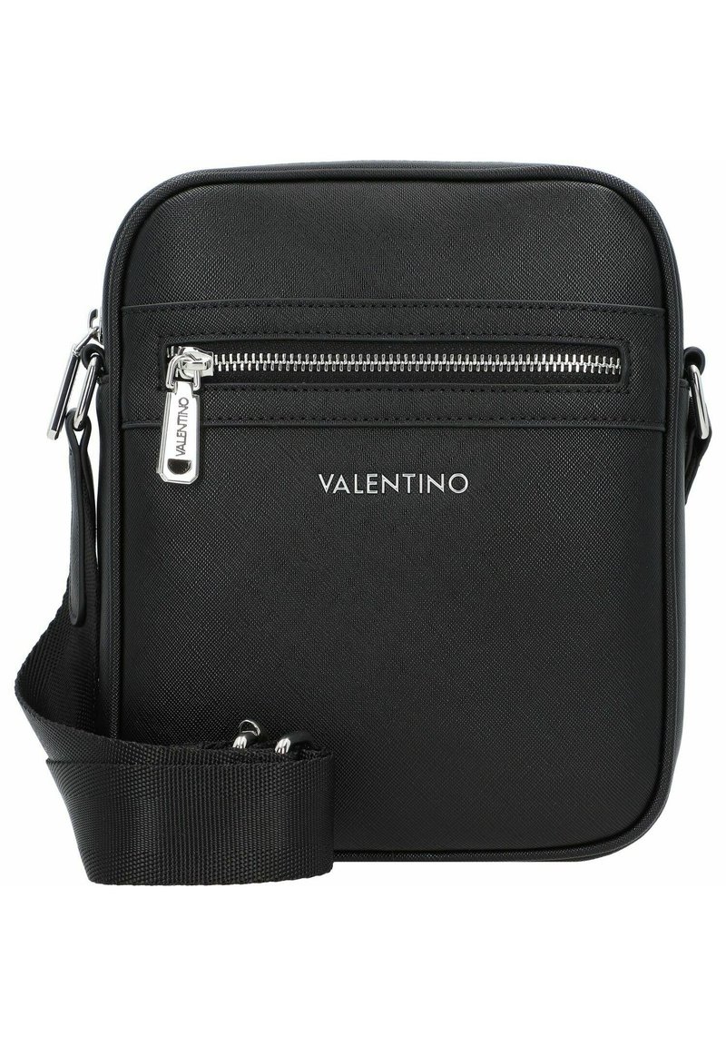 Borsa a tracolla nera realizzata in materiale sintetico texturizzato, con una tasca frontale con zip, hardware in argento e una tracolla regolabile.