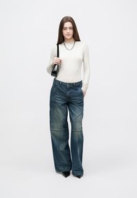 Guess TEODORA  mleczny