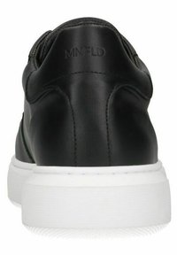 Sneaker in pelle nera con finitura liscia, suola in gomma bianca e nome del marchio impresso sul tallone. Design minimalista con cuciture sottili.