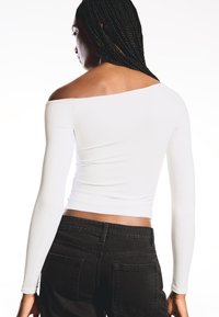 Bershka LONG-SLEEVE WITH ASYMMETRIC NECKLINE - Langarmshirt - white