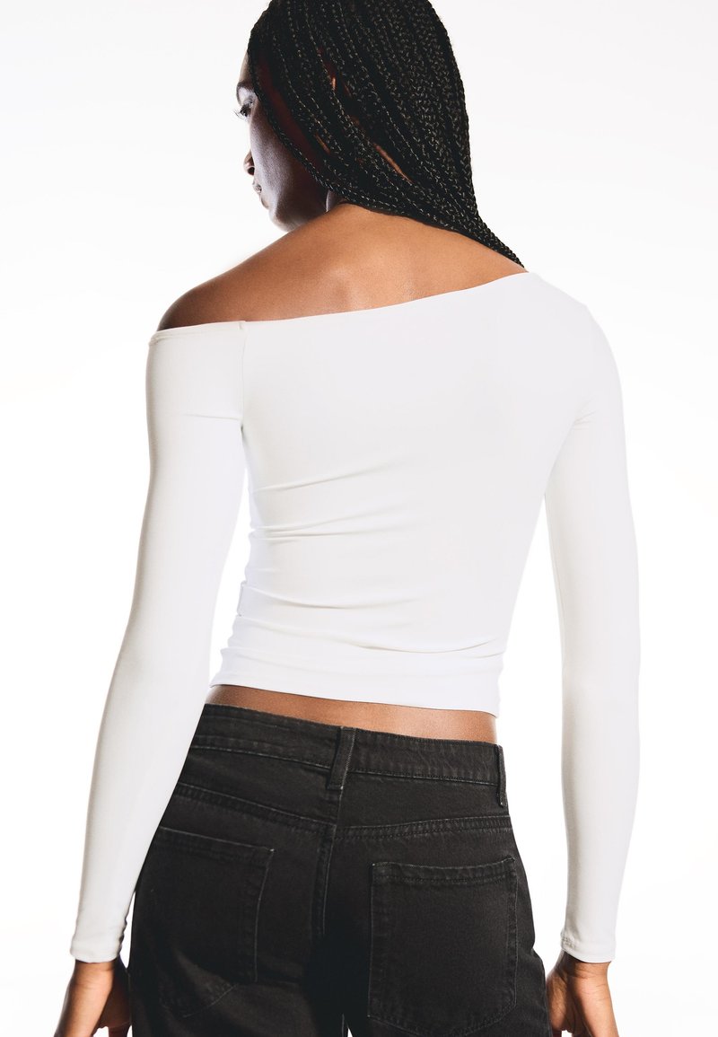 Bershka LONG-SLEEVE WITH ASYMMETRIC NECKLINE - Langarmshirt - white