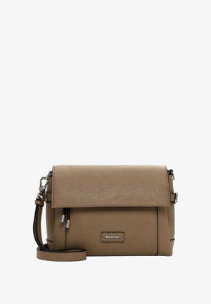 Borsa a tracolla in pelle tan con finitura testurizzata, patta pieghevole, hardware in argento, tracolla regolabile e dettaglio con logo sulla parte anteriore.
