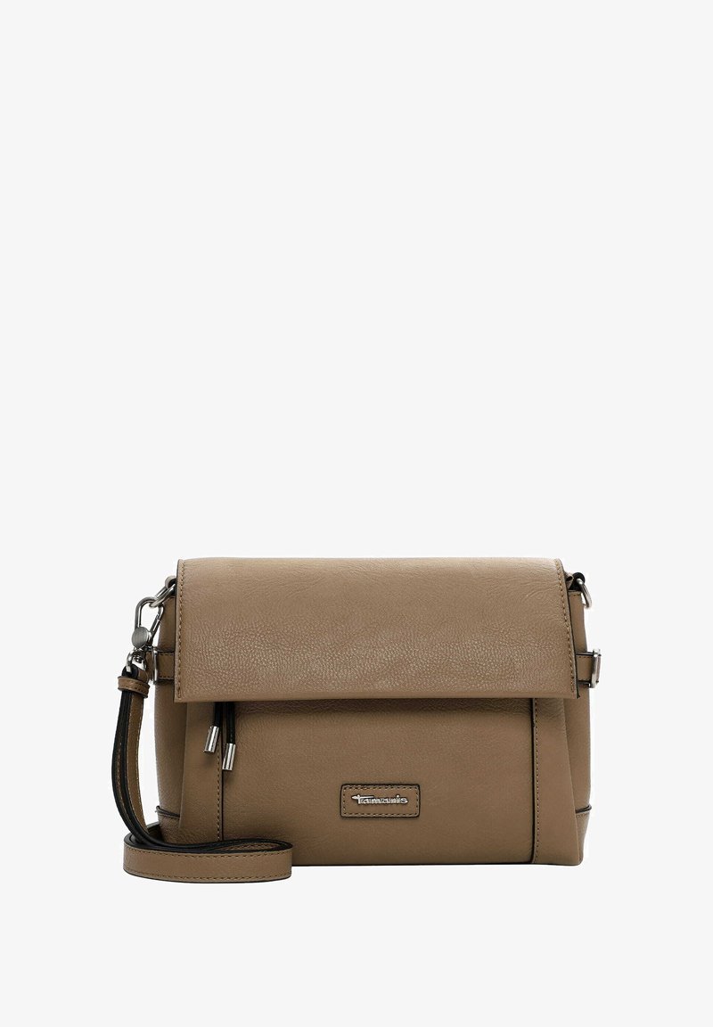 Borsa a tracolla in pelle tan con finitura testurizzata, patta pieghevole, hardware in argento, tracolla regolabile e dettaglio con logo sulla parte anteriore.