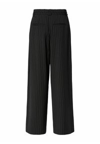 Zwarte gestreepte broek met wide-leg en hoge taille, twee achterzakken en een textuurstof. Knopen- en ritsluiting aan de voorkant.