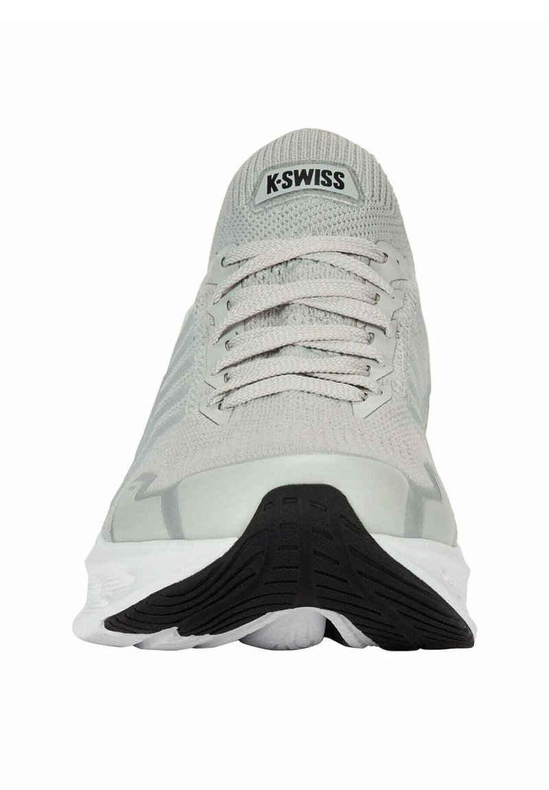 Harmaa juoksukenkä, jossa on teksturoitu verkko-osa, nauhat ja valkoinen pohja, jossa on musta kumipohja. "K-Swiss" logo kielen kohdalla.