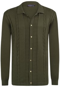 Olivengrøn strik cardigan med knaplukning foran, med kabelstrik detaljer og ribbede kanter langs kanten og ærmerne.