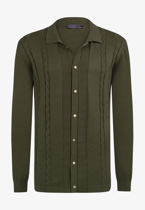 Olijfgroen gebreide cardigan met een knoopsluiting aan de voorkant, met kabelbrei details en geribbelde accenten langs de randen en mouwen.