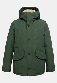 Giacca verde isolata con colletto alto e cappuccio rimovibile. Presenta ampie tasche con pattina e chiusura frontale con bottoni. Fodera morbida e testurizzata.