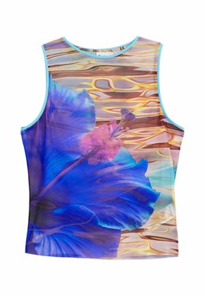 Varrukateta top erksate siniste ja lilla hibisklilillede prindiga kuldse, loksuvate veepindade taustal.