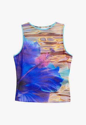 Varrukateta top erksate siniste ja lilla hibisklilillede prindiga kuldse, loksuvate veepindade taustal.