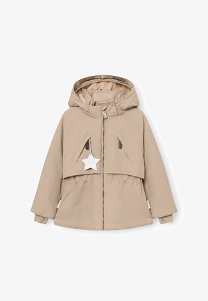 Μπεζ παιδικό μπουφάν με κουκούλα, που διαθέτει φερμουάρ, δύο διαγώνιες τσέπες και ελαστική μέση. Επενδεδυμένο με μαλακό και υφασμάτινο εσωτερικό.