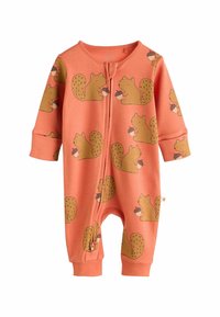 Oranger Baby-Overall aus Baumwolle mit einem Muster von Eichhörnchen, die Eicheln halten. Das Design verfügt über lange Ärmel und einen Reißverschluss.