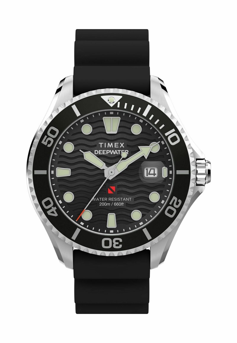 Montre Timex Deepwater avec un bracelet en silicone noir, un boîtier en acier inoxydable argenté, un cadran noir texturé, des marqueurs luminescents et un affichage de la date.