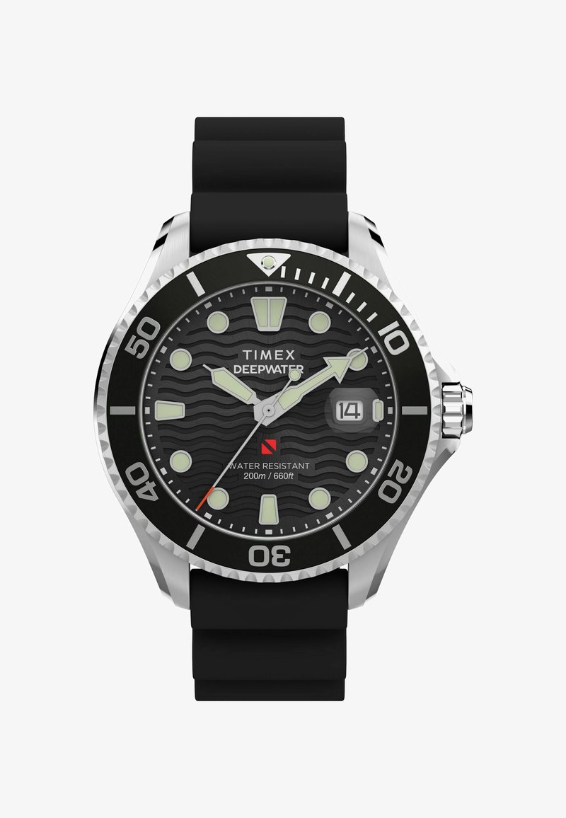 Timex Deepwater kell musta silikoonist rihmaga, hõbedast roostevabast terasest korpus, must tekstuuriga kelladiial, helendavad näidikud ja kuupäeva näidik.