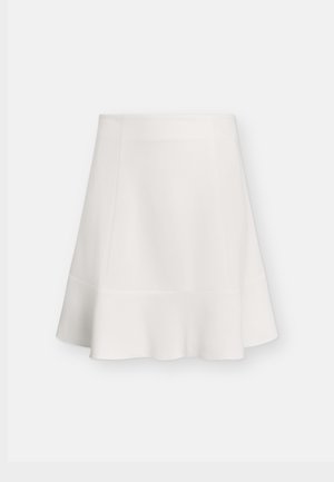 Λευκή φούστα σε στυλ Α με φαρδύ τελείωμα και διακριτικές λεπτομέρειες ραφής, παρουσιάζεται σε απλό φωτεινό φόντο.