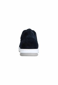 Sneaker in suede blu navy con suola in gomma bianca. Presenta un profilo basso e un design semplice. Il tallone è leggermente sollevato con accenti testurizzati.