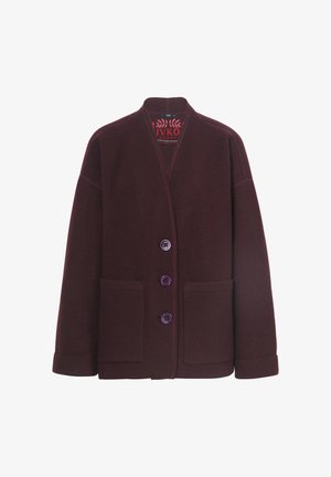 Giacca di lana viola scuro con tre bottoni, due tasche anteriori e design senza colletto.