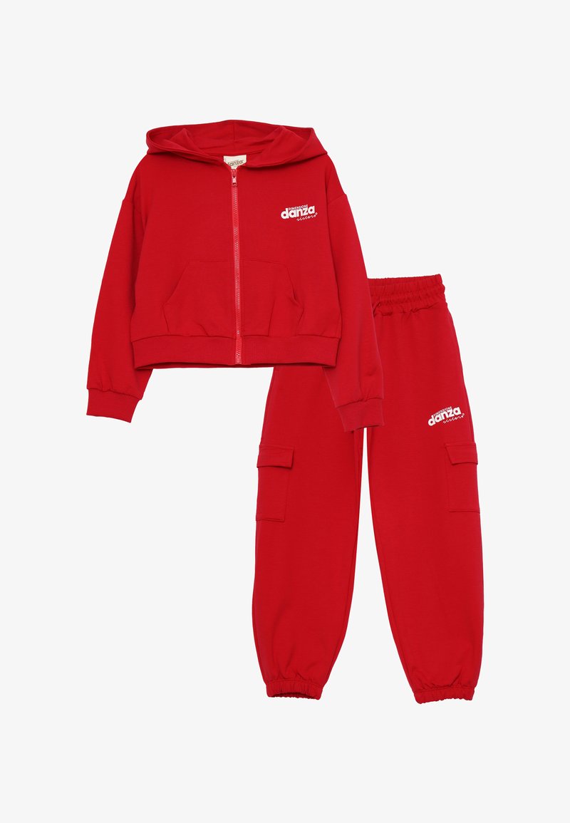 Set di felpa rossa con cappuccio e pantaloni tuta, realizzato in tessuto morbido. La felpa presenta una zip frontale, tasche e un logo stampato. I pantaloni hanno un cinturino elastico e tasche cargo.