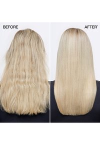 Blond włosy zaprezentowane w dwóch panelach: po lewej długie, faliste, puszyste tekstura; po prawej gładkie, proste, gładkie i równej długości włosy.