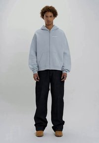 LOW LIGHTS STUDIOS® SANDED LOGO ZIPPER HOODIE - Felpa con zip - sky blue