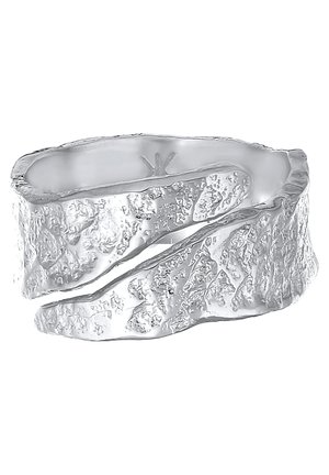 Anneau en argent avec une surface rugueuse et texturée et un design fendu superposé autour de la bande.