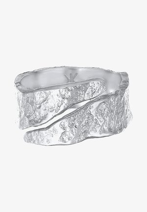 Anneau en argent avec une surface rugueuse et texturée et un design fendu superposé autour de la bande.