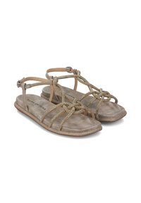 Sandalias planas marrones con una plantilla acolchada, adornadas con correas metálicas trenzadas y una suela texturizada plana. Hebilla ajustable en el tobillo.