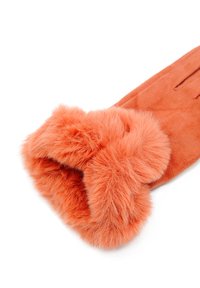 Guanto in suede arancione con una morbida rifinitura in pelliccia attorno al polso, esposto su uno sfondo bianco.
