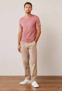 Next ESSENTIAL V-NECK REGULAR FIT - Jednoduché tričko - pink