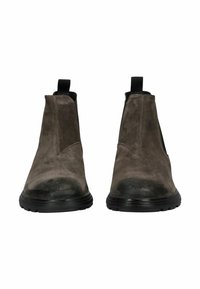 Botas de tobillo de ante gris con un acabado suave, paneles laterales elásticos y suelas de goma negra visibles desde el frente. Diseño simple y funcional.