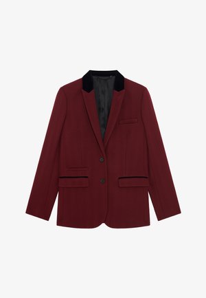 Blazer bordeaux con colletto in velluto nero, taglio strutturato, due tasche frontali e chiusura con un bottone, con un motivo a spina di pesce testurizzato.