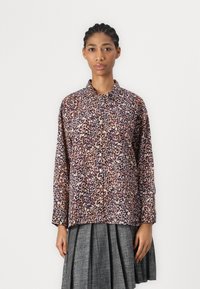 Langermet skjorte med knapper i rosa og brun leopardmønster, med krage og avslappet passform, laget av lett stoff.