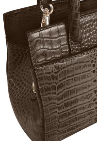 Bruine leren handtas met een krokodilstructuur, voorzien van een bovenhandvat, een ritsvak en accenten in zilverkleurig metaal.