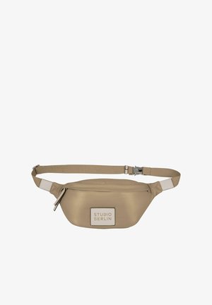 Beige heupzak gemaakt van glad nylon met een afgeronde vorm, voorzien van een wit logopatch, een verstelbare band en zilverkleurige hardware.