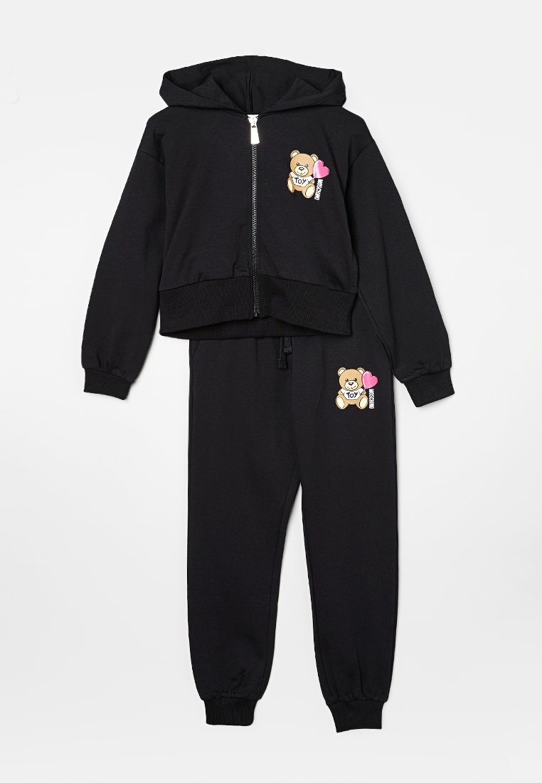 Svart hoodie och joggerset i mjukt tyg, med dragkedja framtill, ribbade muddarna och en teddy bear-grafik på båda delarna.