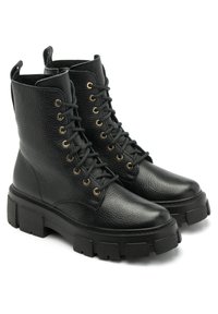 Botas negras de cordones, hechas de cuero texturizado, con una suela negra gruesa y ojales dorados. Diseño de caña alta con soporte reforzado para el tobillo.