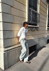 Bershka EMBROIDERED SHORT SLEEVE  - Triko s potiskem - white