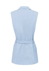 Gilet sans manches bleu clair avec un col, taille ajustée et une ceinture en accent. Tissu lisse et design sur mesure.