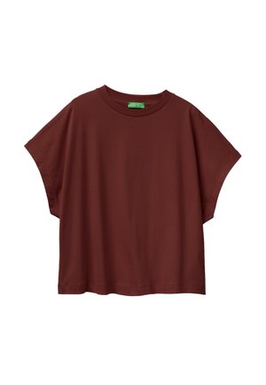 T-shirt bordeaux à manches courtes, coupe carrée, col rond et manches larges, avec une étiquette verte "United Colors of Benetton" à l'intérieur du col.