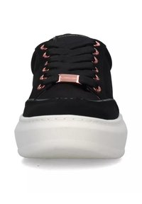 Sneaker nera con una texture liscia, dotata di occhielli, lacci e suola in gomma bianca in oro rosa. Punta arrotondata e design minimalista.