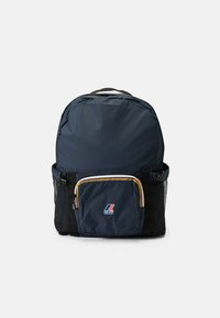 Marineblauer Rucksack aus robustem Material, mit einer Vordertasche mit Reißverschluss und gestreiftem Akzent, Netzseitentaschen und gepolsterten Schulterriemen.