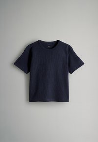 Marineblå kortærmet t-shirt lavet af tekstureret stof. Har rund halsudskæring og en afslappet pasform. Ingen synlige logoer eller grafik.