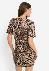 Φόρεμα με κοντά μανίκια και σχέδιο λεοπάρ σε καφέ και μαύρο. Μαλακό, λείο ύφασμα με άνετη εφαρμογή και στρογγυλή λαιμόκοψη.