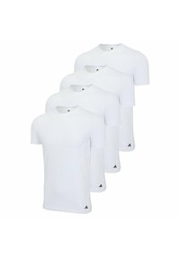 Quattro t-shirt Adidas bianche, a maniche corte, impilate, con un piccolo logo Adidas nero sul bordo sinistro in basso e sul colletto posteriore.